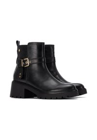 Botas de tobillo de cuero negro con acentos texturizados, tacones bloqueados y detalle de hebilla de metal. Presentan una superficie suave y suela robusta.