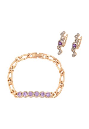 Brățară din lanț de aur cu șapte pietre prețioase mov și cercei asortați din aur, cu pietre mov și clare.
