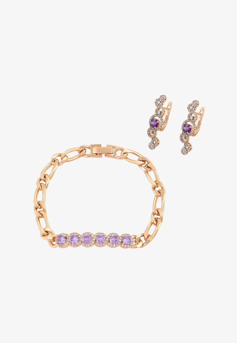 Guld kæde armbånd med syv lilla ædelsten og matchende guldsmykke med lilla og klare ædelsten.