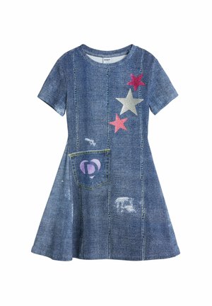 Sukienka z krótkim rękawem w stylu dżinsowym z rozkloszowanym dołem, przednią kieszenią z logo oraz różowymi, srebrnymi i czerwonymi naszywkami w kształcie gwiazd na klatce piersiowej.