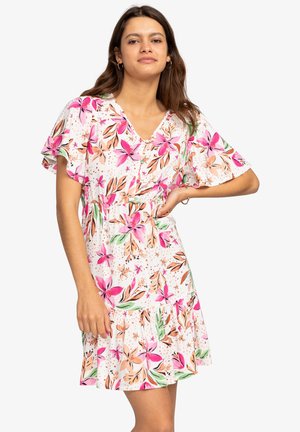 Blumenkleid mit weißem Hintergrund, rosa und pfirsichfarbenen Blumen, kurzen Rüschensäumen, einem V-Ausschnitt und einem ausgestellt geschnittenen Saum.