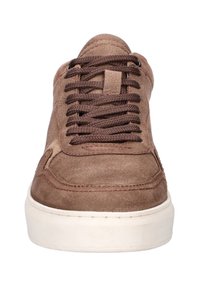 Bruine suède lage sneakers met bruine veters, gevoerde tong, textuurpanelen, witte rubberen zool en minimale stikdetails.