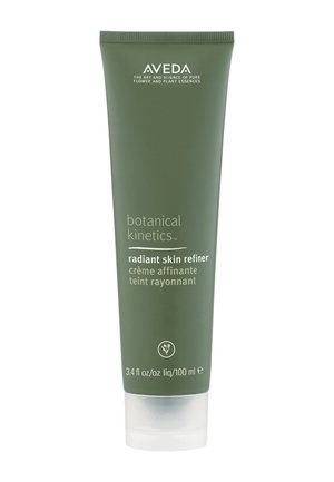 Tube en plastique vert avec un bouchon en plastique blanc à vis, étiqueté "refineur de peau radieuse de botanique cinétique", 100 ml. Design minimaliste.