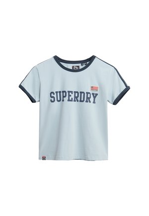 T-shirt en coton bleu clair avec bordure marine, col rond, manches courtes et grand texte "SUPERDRY" sur le devant. Comprend un patch logo en tissu.
