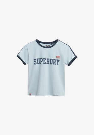 T-shirt en coton bleu clair avec bordure marine, col rond, manches courtes et grand texte "SUPERDRY" sur le devant. Comprend un patch logo en tissu.