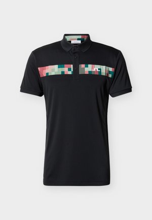 Schwarzes Polohemd mit kurzen Ärmeln, Kragen, drei Knöpfen und horizontalem, pixeligem Muster in Pink, Grün und Weiß über der Brust.