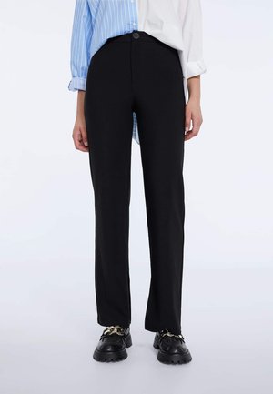 Pantalon noir, ajusté à la taille et évasé aux jambes. Fabriqué en tissu lisse, avec une fermeture à boutons sur le devant et des poches.