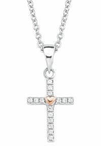 Collana con pendente a forma di croce in argento, adornata con gemme trasparenti e con un cuore in oro rosa al centro. La catena presenta un design a maglie.
