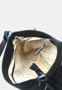 Zwarte leren handtas met een beige patroon aan de binnenzijde. Voorzien van een ritszak en lichtblauwe ritsaantrekkers. Elegant ontwerp met een verstelbare schouderband.