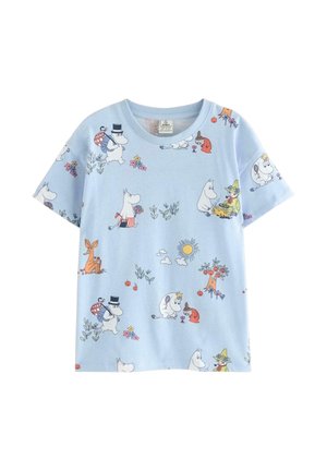 Lyseblå t-shirt med farverige tegneseriefigurer, blomster, sol og planter spredt over stoffet i et legende mønster.