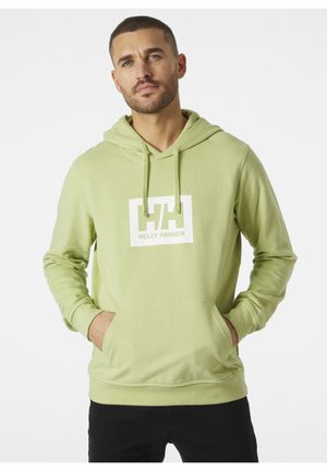 Sudadera verde claro con un bolsillo frontal, capucha con cordón y logo de "Helly Hansen" en blanco dentro de un gráfico rectangular. Textura suave.