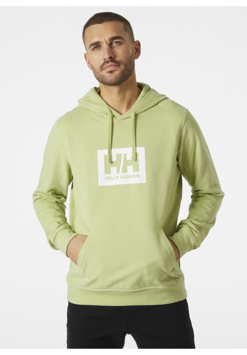 Felpa verde chiaro con tasca frontale, cappuccio con coulisse e logo bianco "Helly Hansen" all'interno di una grafica rettangolare. Texture morbida.