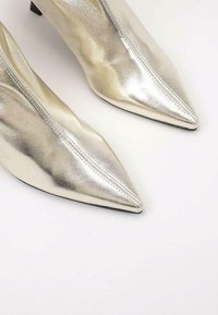 LIMMA VENEZUELA - Botines - gold