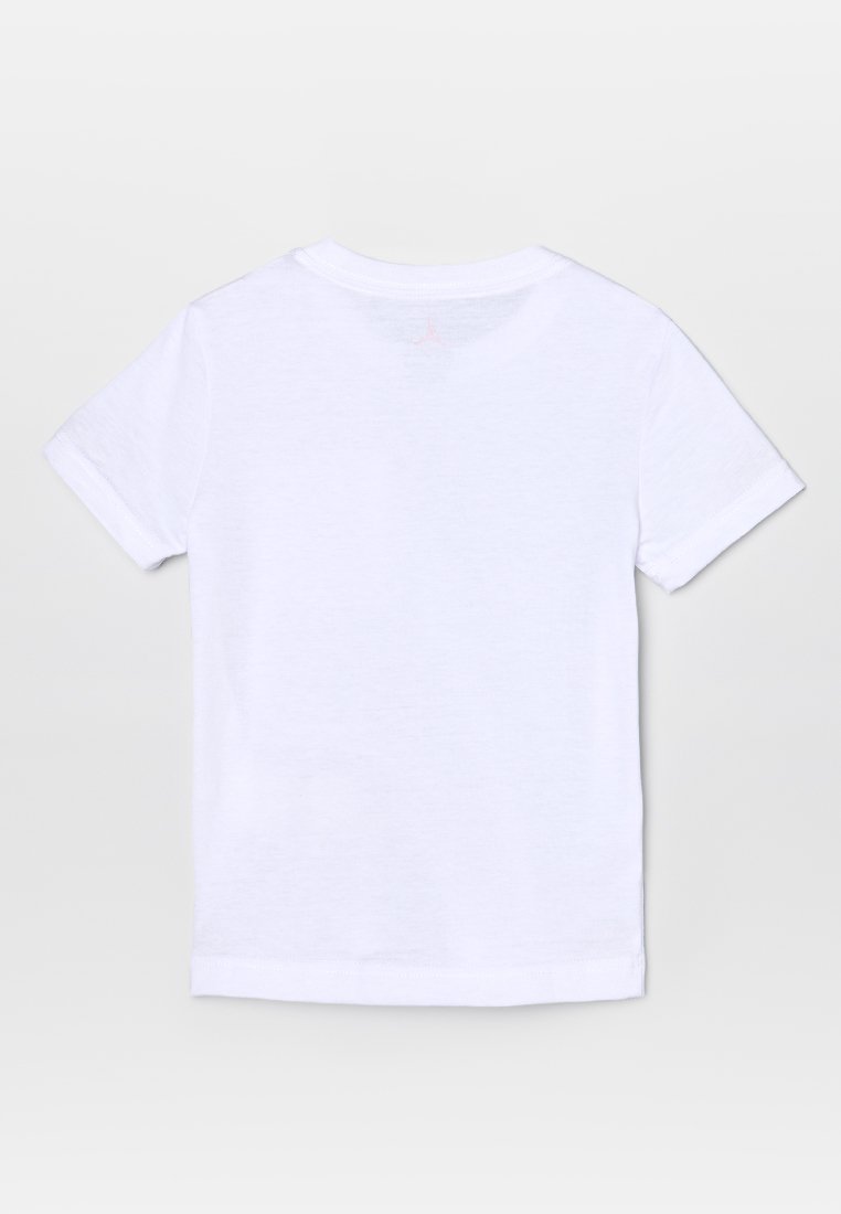 Biała bawełniana koszulka z krótkim rękawem, okrągłym dekoltem i małym różowym logo na tylnej części szyi. Prosty design bez wzorów.