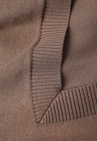 Brązowy sweter dzianinowy z dekoltem w kształcie litery V, prążkowanym kołnierzem i dołem, o gładkiej fakturze i delikatnym połysku na tkaninie.