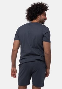 Dunkelgraues T-Shirt mit kurzen Ärmeln und passenden Shorts, aus weichem, leichtem Stoff, mit schlichtem Design.