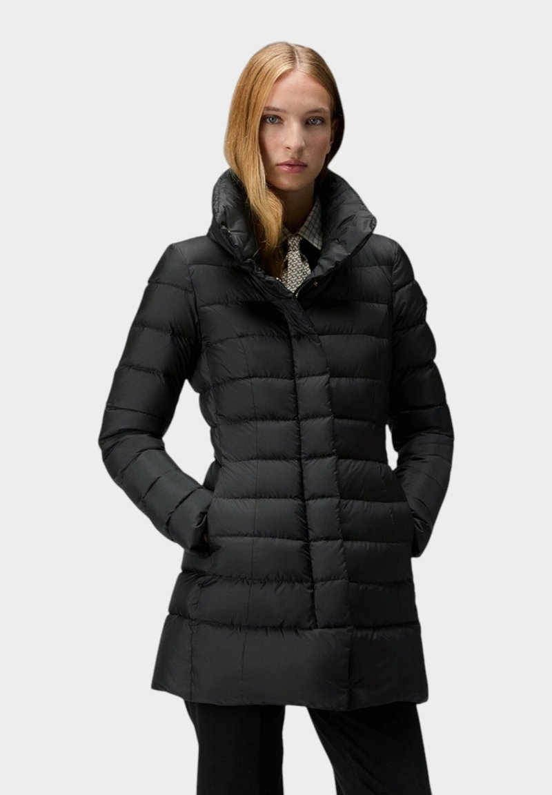 Czarna puchowa kurtka z wysokim kołnierzem, poziomym pikowaniem i dwoma bocznymi kieszeniami, charakteryzująca się eleganckim designem i gładką fakturą.