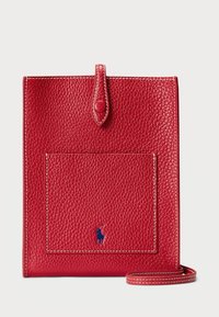 Geantă crossbody din piele roșie cu o finisare texturată, având un buzunar frontal, închidere tip clapetă și un logo albastru în partea de jos.