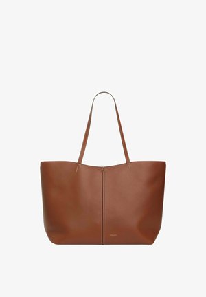 Braune Ledertasche mit zwei langen Henkeln und einer zentralen vertikalen Naht auf weißem Hintergrund.