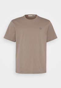 PLUS EMBRO BADGE TEE - Lihtne T-särk - beige