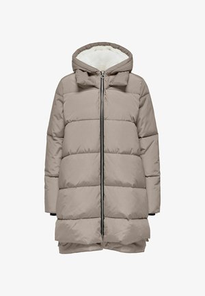 Długi, pikowany, taupe'owy płaszcz zimowy z zamkiem z przodu, przypiętym kapturem i białym polarem wewnątrz kaptura.