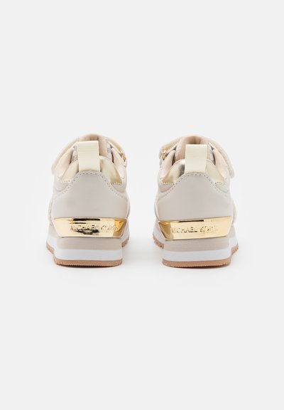 Beige sneakers met gouden accenten, ronde vorm en textuur oppervlakken. Beschikt over een merkbare metalen hak en een gevoerde kraag voor comfort.