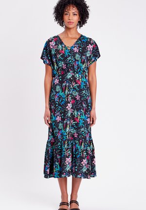 Maxi dress nera a fiori con scollatura a V, maniche corte e orlo arricciato. I motivi colorati includono fiori rosa e blu e vegetazione.
