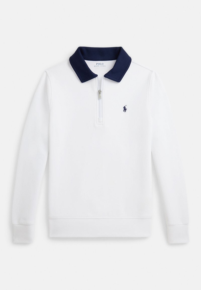 Valge pika varrukaga polosärk tumesinise krae ja poole lukuga, vasakul rinnal väike tumesinine tikandiga logo.