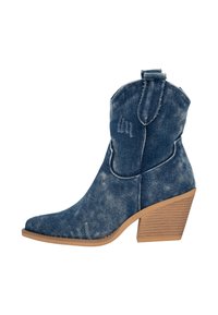 Botas de tobillo de denim con punta afilada, tacón de madera apilada, lavado vintage y sutil detalle de costura en los laterales.
