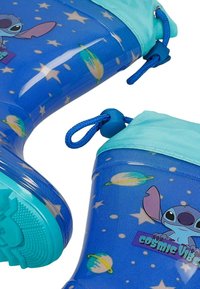 Modré gumové deštník s lesklým povrchem, s designem 'kosmické atmosféry', vzory hvězd a planet, a světle modrým akcentem nahoře.