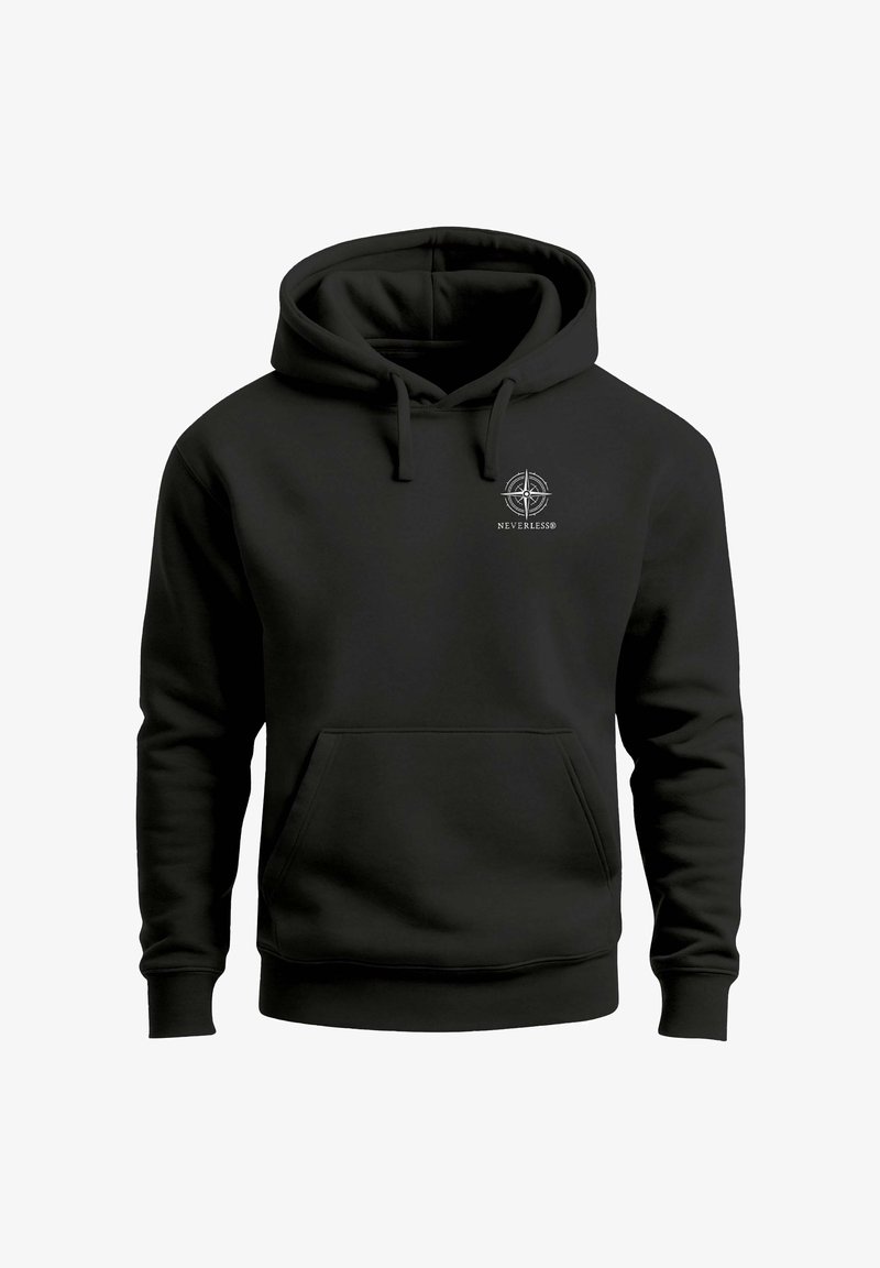 Schwarzer Hoodie mit Fronttasche, Kapuze mit Zugband und kleinem weißem Kompass-Logo über dem "NEVERLESS"-Schriftzug auf der linken Brust.