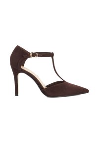 Chaussures à talons hauts en cuir suédé marron avec un design à bout pointu, dotées d'un T-strap et d'une boucle dorée sur la sangle de la cheville.
