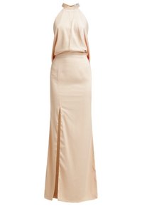Robe maxi beige sans manches avec col montant et fente sur le devant, avec un corsage légèrement ample et drapé et une jupe ajustée.