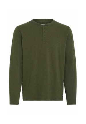 Langärmliges Shirt aus dunkelgrünem Stoff, mit Rundhalsausschnitt, Knopfleiste mit drei Knöpfen und dezentem Logodetail auf der Brust.