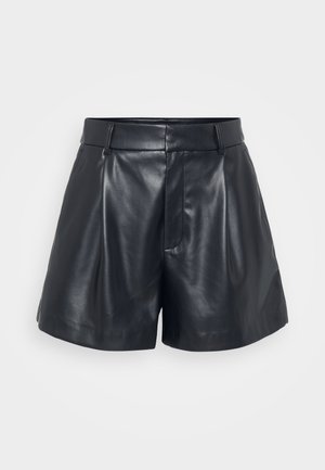 Zwarte leren shorts met een gladde textuur, op maat gemaakte stijl, geplooide voorkant en riemlussen; beschikt over een verborgen ritszak aan de zijkant.