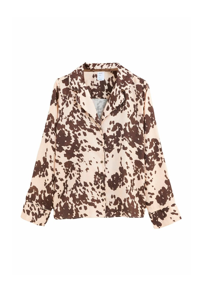 Světle béžová button-up košile s hnědým vzorem kravské kůže, s límcem a dlouhými rukávy s mírně ohrnutými manžetami. Hladká textura látky.