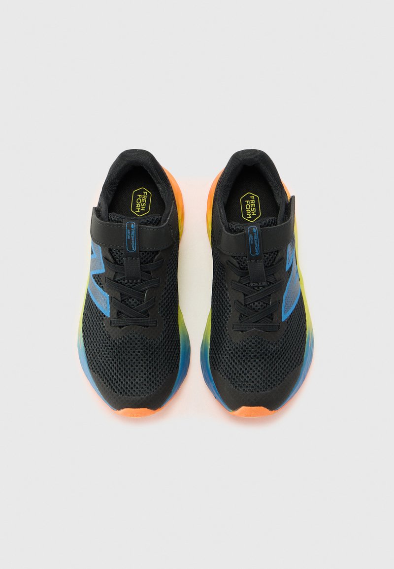 Zapatillas deportivas negras con parte superior de malla, acentos azules y una suela degradada que va del naranja al azul. Cuenta con una correa para un ajuste seguro.