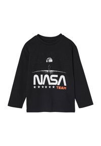 Schwarzes Langarm-T-Shirt aus Baumwolle mit einem wei�ßen NASA-Logo und orangefarbenen Akzenten, dargestellt vor einem Weltraum-Themen-Graphic.