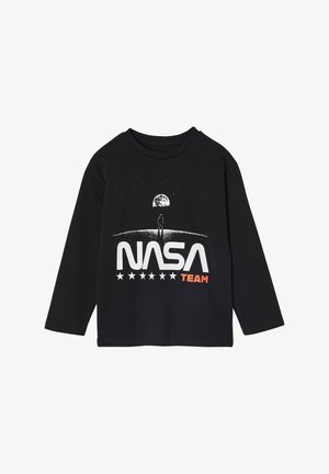Schwarzes Langarm-T-Shirt aus Baumwolle mit einem weißen NASA-Logo und orangefarbenen Akzenten, dargestellt vor einem Weltraum-Themen-Graphic.