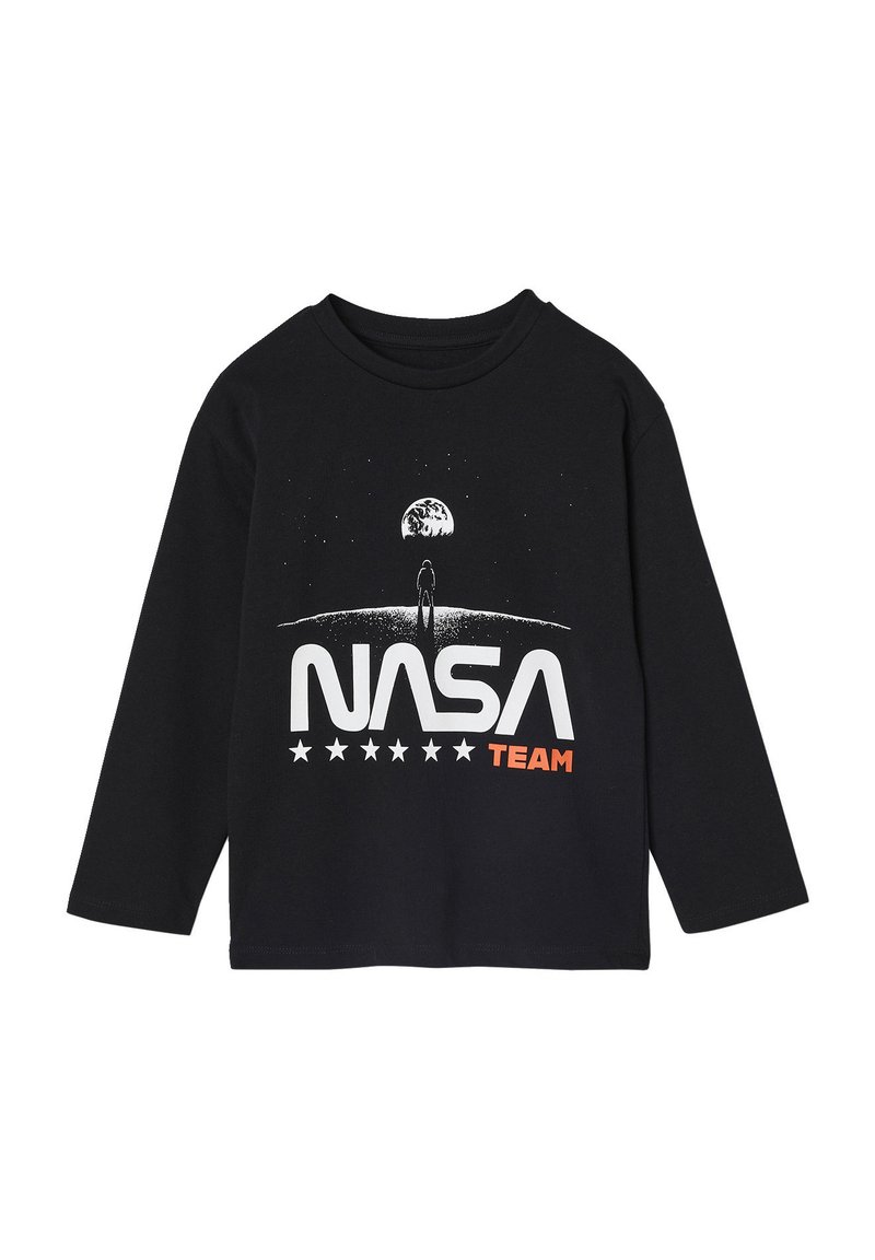 Schwarzes Langarm-T-Shirt aus Baumwolle mit einem weißen NASA-Logo und orangefarbenen Akzenten, dargestellt vor einem Weltraum-Themen-Graphic.