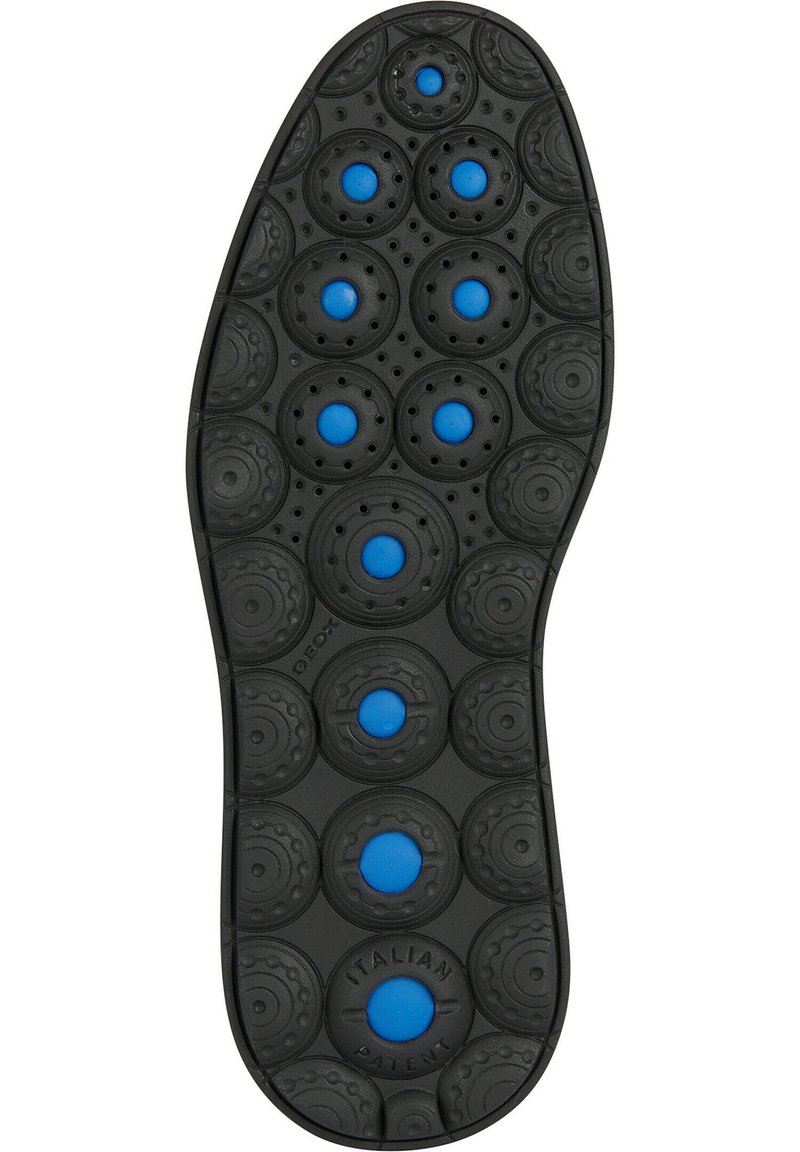 Semelle de chaussure en caoutchouc noir avec des accents bleus circulaires, présentant des motifs de bosses texturées et des trous de drainage. "PATENT ITALIEN" gravé visible.