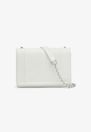 Biała torba na ramię z ekologicznej skóry o gładkiej fakturze, w kształcie prostokąta, z srebrnym łańcuszkiem i klapką zapinana na zatrzask.