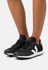 Veja SDU - Sapatilhas - black/natural