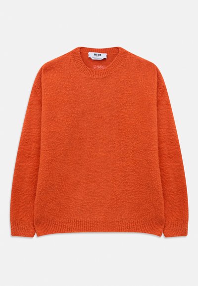 Erkki heleoranž pikkade varrukatega crewneck sviiter soonikuga krae, mansetid ja põhjaosa, kujutatud lapikult, näidates esikülge ja MSGM sildi kacket kraes.