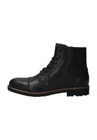 Bottine en cuir noir avec un laçage à l'avant, bout rond, détail de couture, et petit talon empilé sur fond blanc.