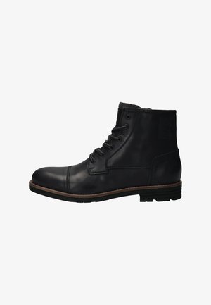 Schwarze Leder-Ankle-Boots mit Schnürung, abgerundetem Zehenbereich, gesteppten Details und niedrigem Blockabsatz auf weißem Hintergrund.