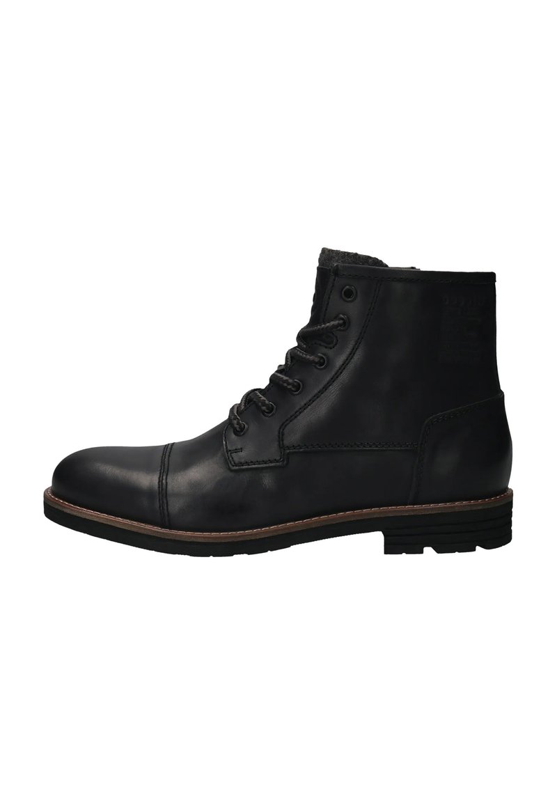 Bottine en cuir noir avec un laçage à l'avant, bout rond, détail de couture, et petit talon empilé sur fond blanc.