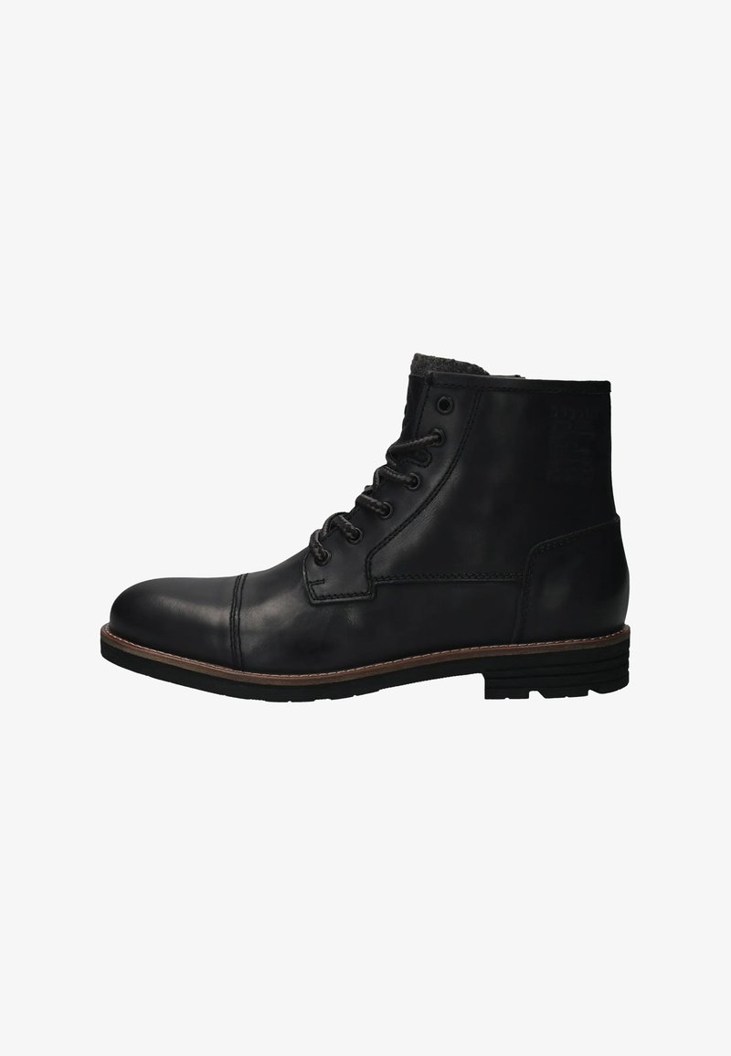 Bottine en cuir noir avec un laçage à l'avant, bout rond, détail de couture, et petit talon empilé sur fond blanc.