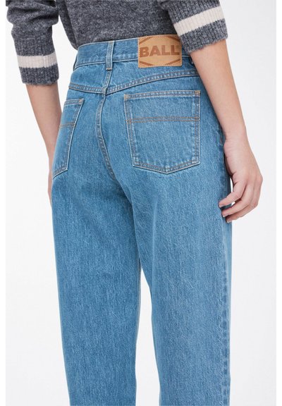 Jeans in denim azzurro chiaro con vita alta, due tasche posteriori e un'etichetta in cuoio beige con la scritta "BALL" sulla cintura.