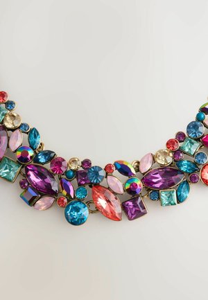 Colier din pietre prețioase multicolore, cu pietre fatetate de culoare purpurie, roz, albastră și transparentă, în diferite forme, montate pe metal de culoare aurie.